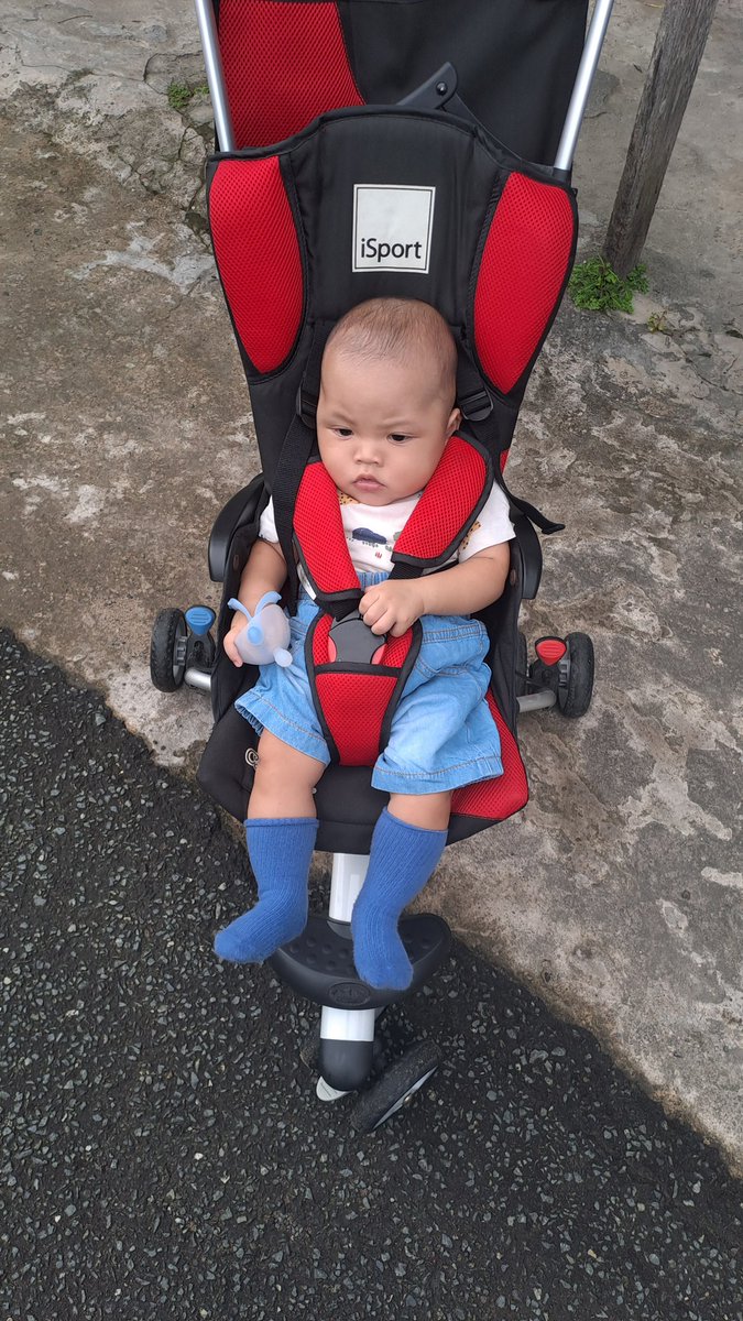 Sejak ada bayi ini, jadi mager mainan sama bayi besar alias suami 😇🙏