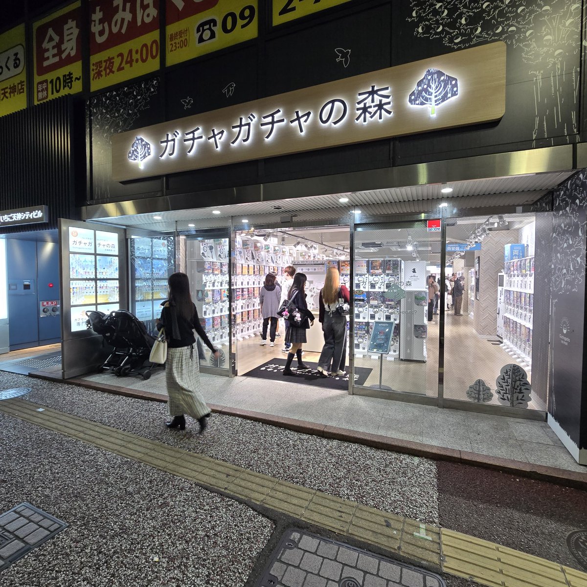 BORA__ham's tweet image. ハルト・ジェヒョクがポプア来店後、18:30頃にハルト・ジェヒョク・ジョンウがガチャガチャで遊んでました
お店の1番左奥から数えて5番目のマシン「ヒックとドラゴン」のガチャをハルトがまわしてジョンウに見せてたのでジョンウの為にまわしたのかな？と思います目の前で特大ルジョンウみれて昇天