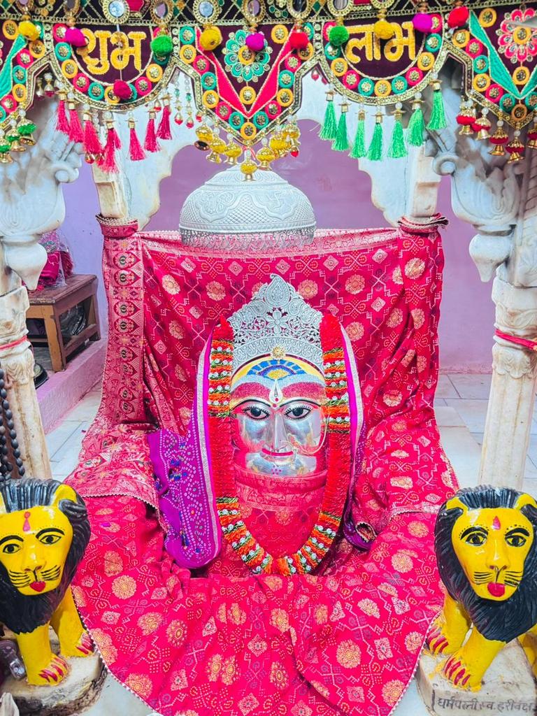 🚩शक्तिपीठ श्री गोठ मांगलोद धाम🚩 
_दधिमति माता जी मन्दिर जायल नागौर (राजस्थान)_ #tejran 

*_आज के दर्शन - 17 नवम्बर 2025_*
_मार्गशीर्ष कृष्ण पक्ष - त्रयोदशी सोमवार_
🌹*_ॐ श्री दधिमथ्यै नमः🌹_
#GoodMorningXFriends ✨️