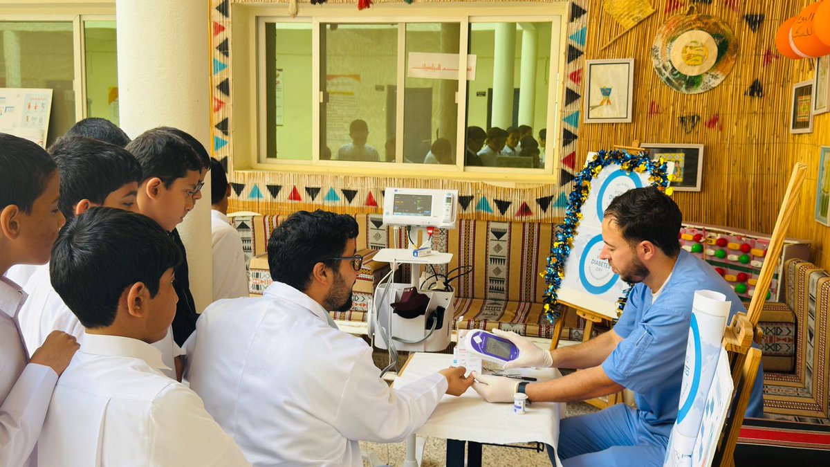 muaither_school's tweet photo. بمناسبة اليوم العالمي للسكري قام الفاضل ممرض المدرسة وقائد فريق التفتيش الصحي وبالشراكة مع قسم الفنون البصرية مع الاستاذ الفاضل محمد الهاجري ولجنة الصحة والسلامة بالمدرسة بتنفيذ نشاط توعوي وتثقيفي حول مرض السكري تم من خلالها قياس مستويات السكر في الدم للطلاب وبعض الموضفين وعمال النظافة بالمدرسة وتوعيتهم حول الأعراض والمخاطر المتعلقة بالمرض وطرق التعامل معها.    كل الشكر للأفاضل أ. سمير دخلاوي / أ. محمد الهاجري