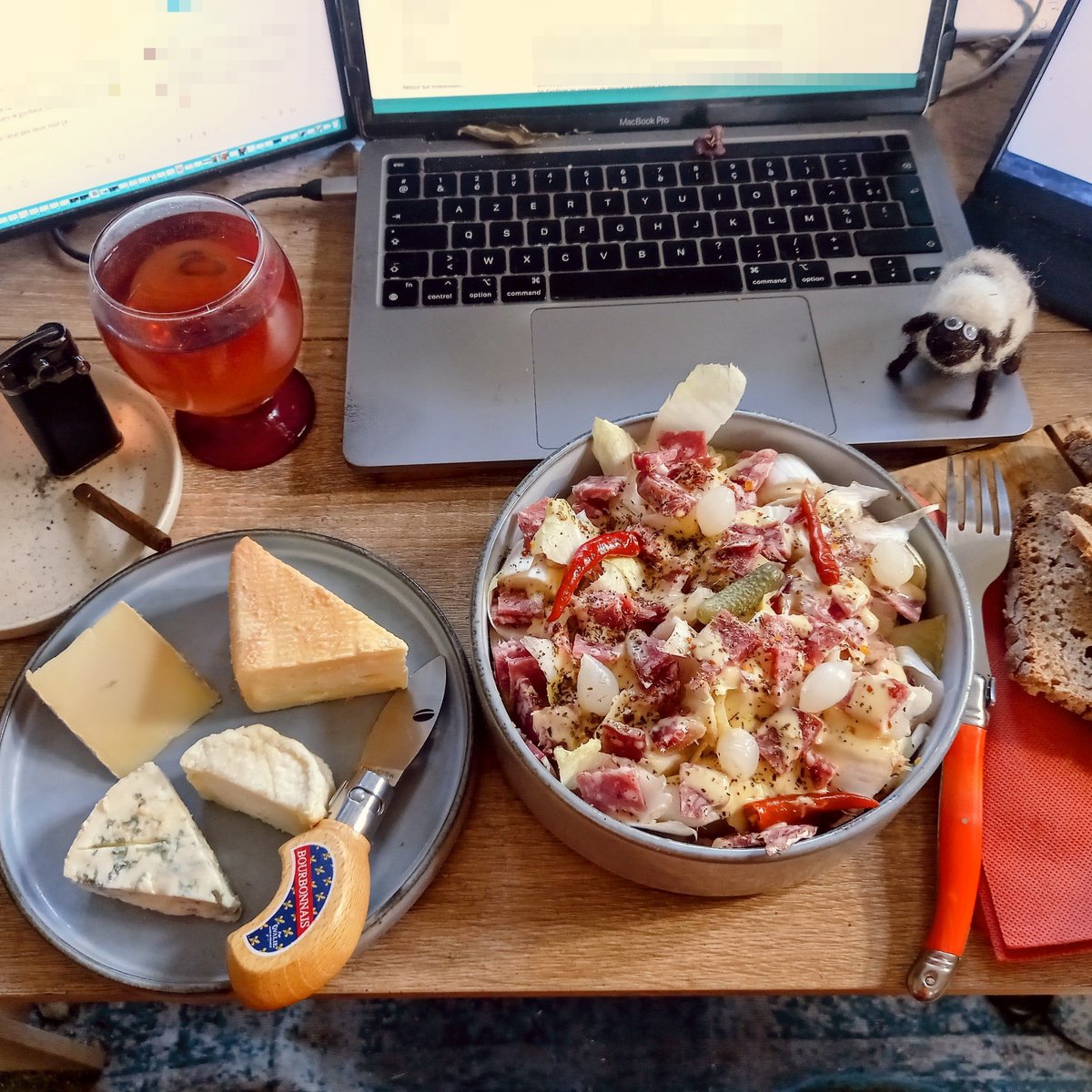 FrancAller_info's tweet image. #5FruitsEtLégumesParJour ☝️

(recomptez, les gens)

#MiamTime 
#SurLePouce 
#ÀBureau