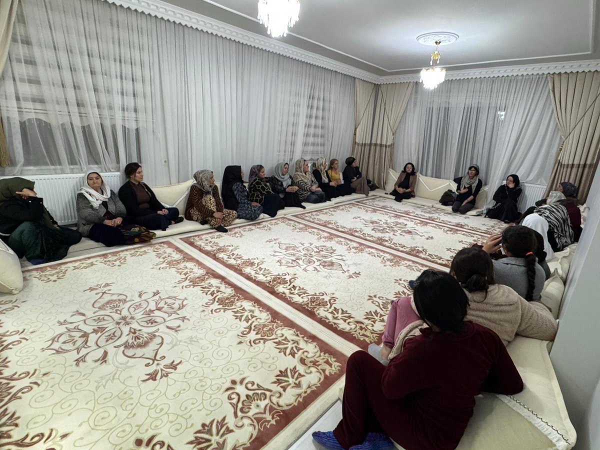 HakkariKad's tweet photo. Şiddetin Karşısında Eşitlik ve Özgürlük İçin Bir Aradayız!” şiarıyla “25 Kasım Kadına Yönelik Şiddetle Uluslarası Mücadele Günü” kapsamında Ev ve mahalle ziyaretleri bugün de Hakkari ve Geverde  devam etti. https://t.co/aUzX4kz0Fg