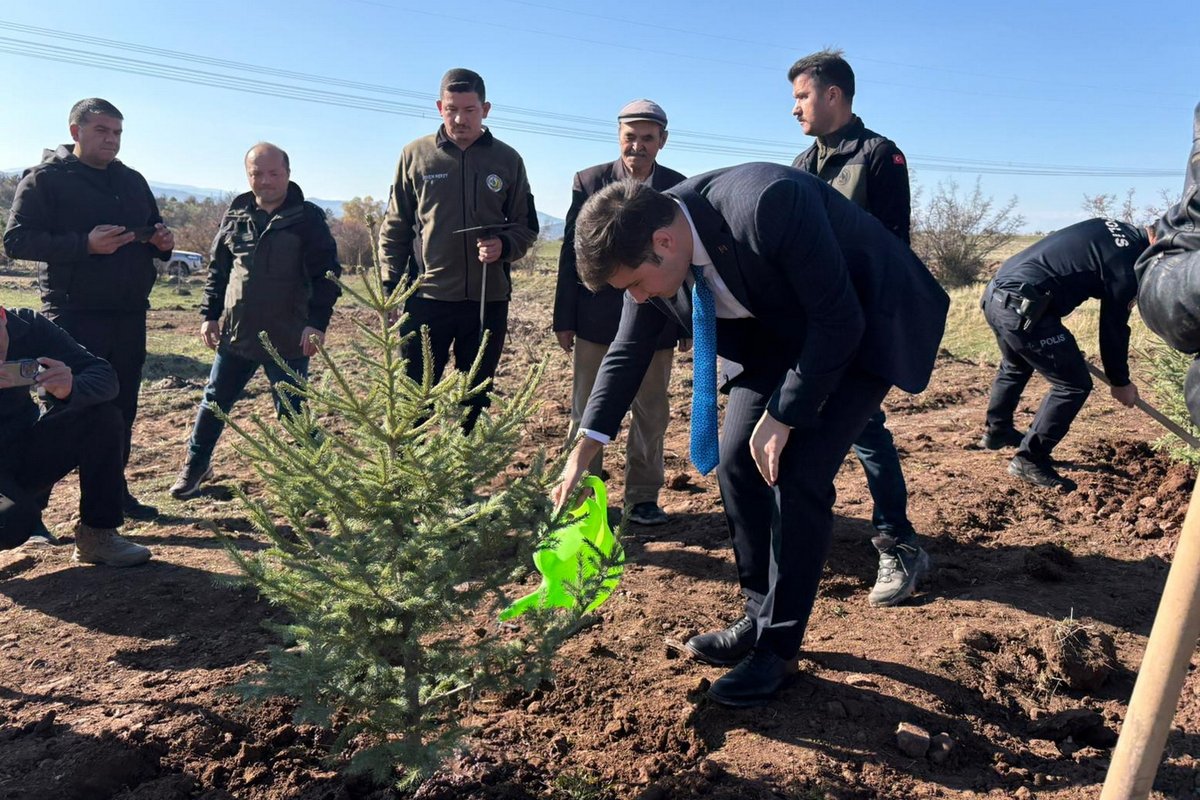 boluobm's tweet photo. Kıbrıscık “Şahidimiz Toprak, İmzamız Fidan, Sevdamız Yeşil Vatan” dedi. 

https://t.co/1FSCTn7Hk4 https://t.co/rUnH3xHR4p