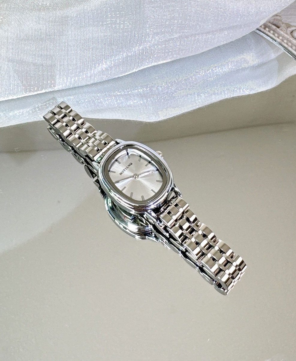 kukkikkingkong's tweet image. เข้าใจนิตยาสารเกาหลีที่บอกว่า “เพิ่มนาฬิกาสแตนเลส จะช่วยให้ลุคดูสะอาดและมั่นใจขึ้น” แล้ว ยิ่งหน้าปัดรีจะทำให้ดูไม่พยายามมากเกินไป แล้วของ Mstiang สวยตอบโจทย์มาก ราคาร้อยปลายเอง✨️