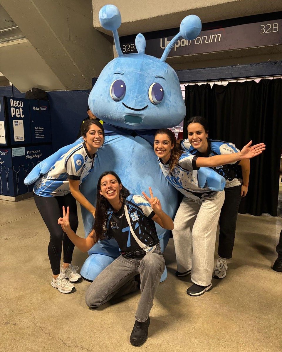 VoleiGalego's tweet image. 🤌🏻 🇮🇹🤌🏻 Que mellor plan para o @cvzalaeta nunha xornada de descanso que ir a ver un partido da SuperLega e acabar campioas do torneo de Bagherone Pong  ! E axudando a bater un récord de asistencia ademáis !