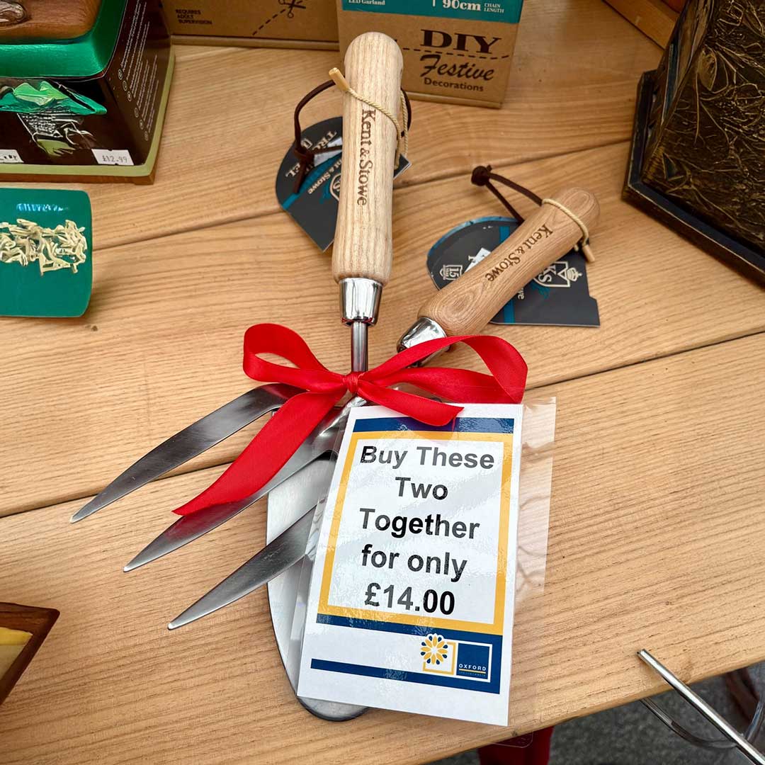 OxGardenCentre's tweet image. Buy 2 for £14 on selected Kent &amp;amp; Stowe #trowels, forks, #secateurs &amp;amp; gloves now!
Ideal gift for #gardening friends or family, stocking filler or treat for yourself
Buy now in store while stocks last
ow.ly/pYJr50XsJiR
#gardeninggifts #kentstowe #xmasgifts #oxfordgardencentre