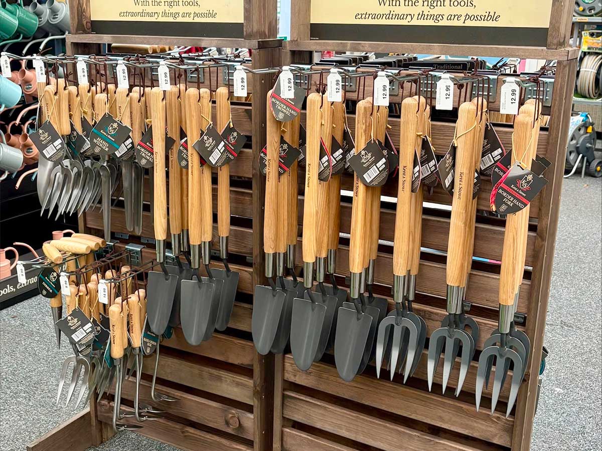 OxGardenCentre's tweet image. Buy 2 for £14 on selected Kent &amp;amp; Stowe #trowels, forks, #secateurs &amp;amp; gloves now!
Ideal gift for #gardening friends or family, stocking filler or treat for yourself
Buy now in store while stocks last
ow.ly/pYJr50XsJiR
#gardeninggifts #kentstowe #xmasgifts #oxfordgardencentre