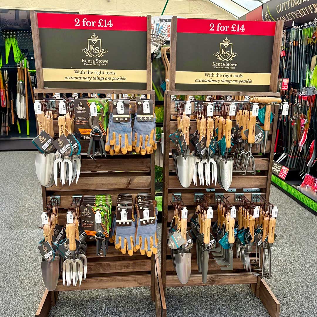 OxGardenCentre's tweet image. Buy 2 for £14 on selected Kent &amp;amp; Stowe #trowels, forks, #secateurs &amp;amp; gloves now!
Ideal gift for #gardening friends or family, stocking filler or treat for yourself
Buy now in store while stocks last
ow.ly/pYJr50XsJiR
#gardeninggifts #kentstowe #xmasgifts #oxfordgardencentre