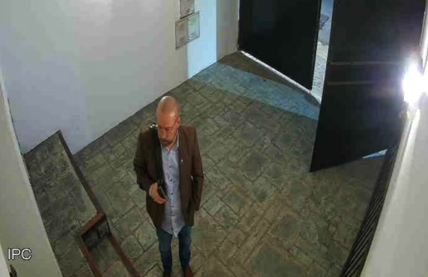 ¡¡SE DESCUBRIÓ LA RED DE CORRUPCIÓN EN DISCAPACIDAD!!
ACÁ VEMOS AL DE LOS AUDIOS, ENTRANDO A LA CASA DEL CAJERO A LLEVARSE UNOS MILLONES.

Infobae reveló que solo 4 empresas farmacéuticas facturaron $37.000 Millones  en compras que simulaban ser una mini competencia de precios,