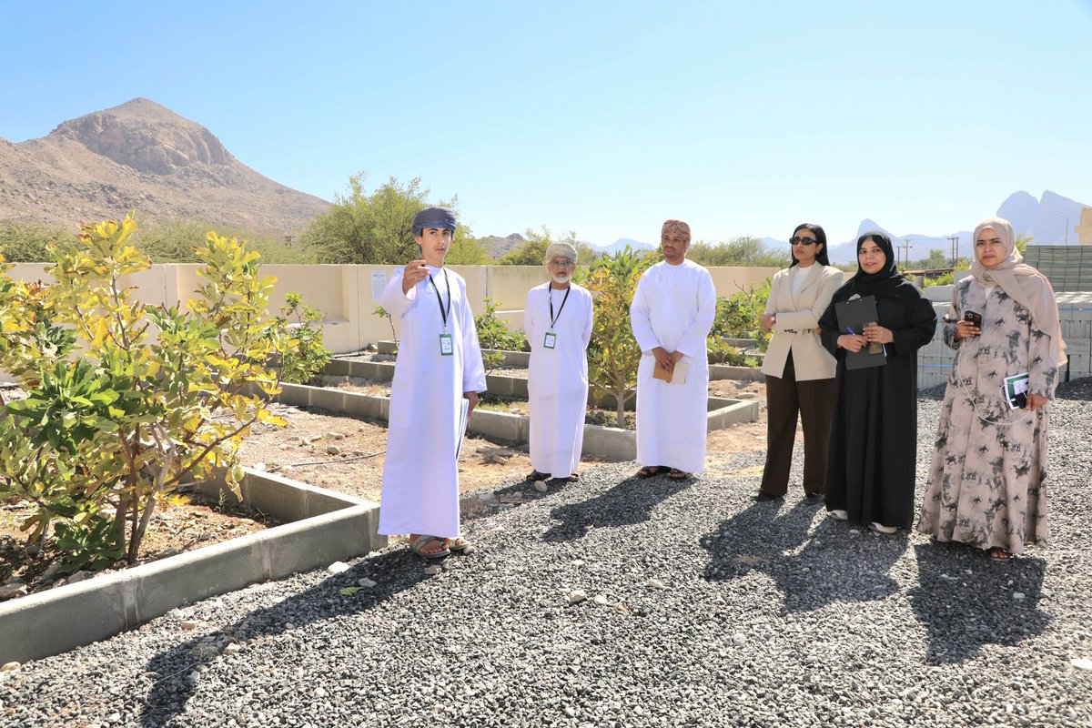 EduGovDkh's tweet photo. كما قامت اللجنة بزيارة إلى مدرسة الشيخ ماجد بن خميس للتعليم الأساسي بولاية الحمراء، تم خلالها تقييم المشاريع والمبادرات التي نفذتها المدرسة.
#تعليمية_الداخلية https://t.co/mBNkMeC6mN