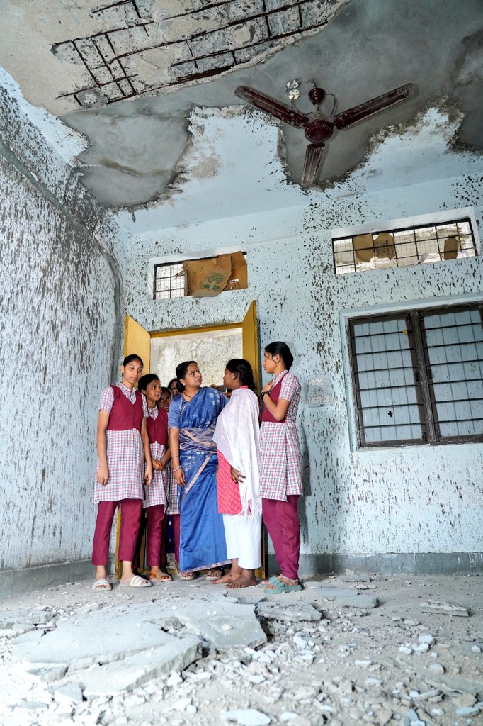 RaoKavitha's tweet image. ఖమ్మం జిల్లాలోని టేకులపల్లి మోడల్ స్కూల్ లో దయనీయమైన పరిస్థితులు ఉన్నాయి. హాస్టల్ భవనం ప్రమాదకరంగా మారి విద్యార్థులకు భధ్రత లేని పరిస్థితి ఉంది. 

కొన్ని రోజుల క్రితం భోజనంలో బొద్దింకలు, పురుగులు వచ్చి విద్యార్థులు అస్వస్థతకు గురైన ఘటన  ప్రభుత్వ గురుకులాలు, మోడల్ స్కూళ్లు,…