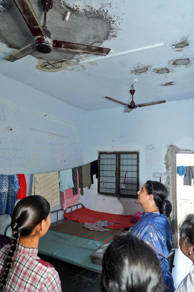 RaoKavitha's tweet image. ఖమ్మం జిల్లాలోని టేకులపల్లి మోడల్ స్కూల్ లో దయనీయమైన పరిస్థితులు ఉన్నాయి. హాస్టల్ భవనం ప్రమాదకరంగా మారి విద్యార్థులకు భధ్రత లేని పరిస్థితి ఉంది. 

కొన్ని రోజుల క్రితం భోజనంలో బొద్దింకలు, పురుగులు వచ్చి విద్యార్థులు అస్వస్థతకు గురైన ఘటన  ప్రభుత్వ గురుకులాలు, మోడల్ స్కూళ్లు,…