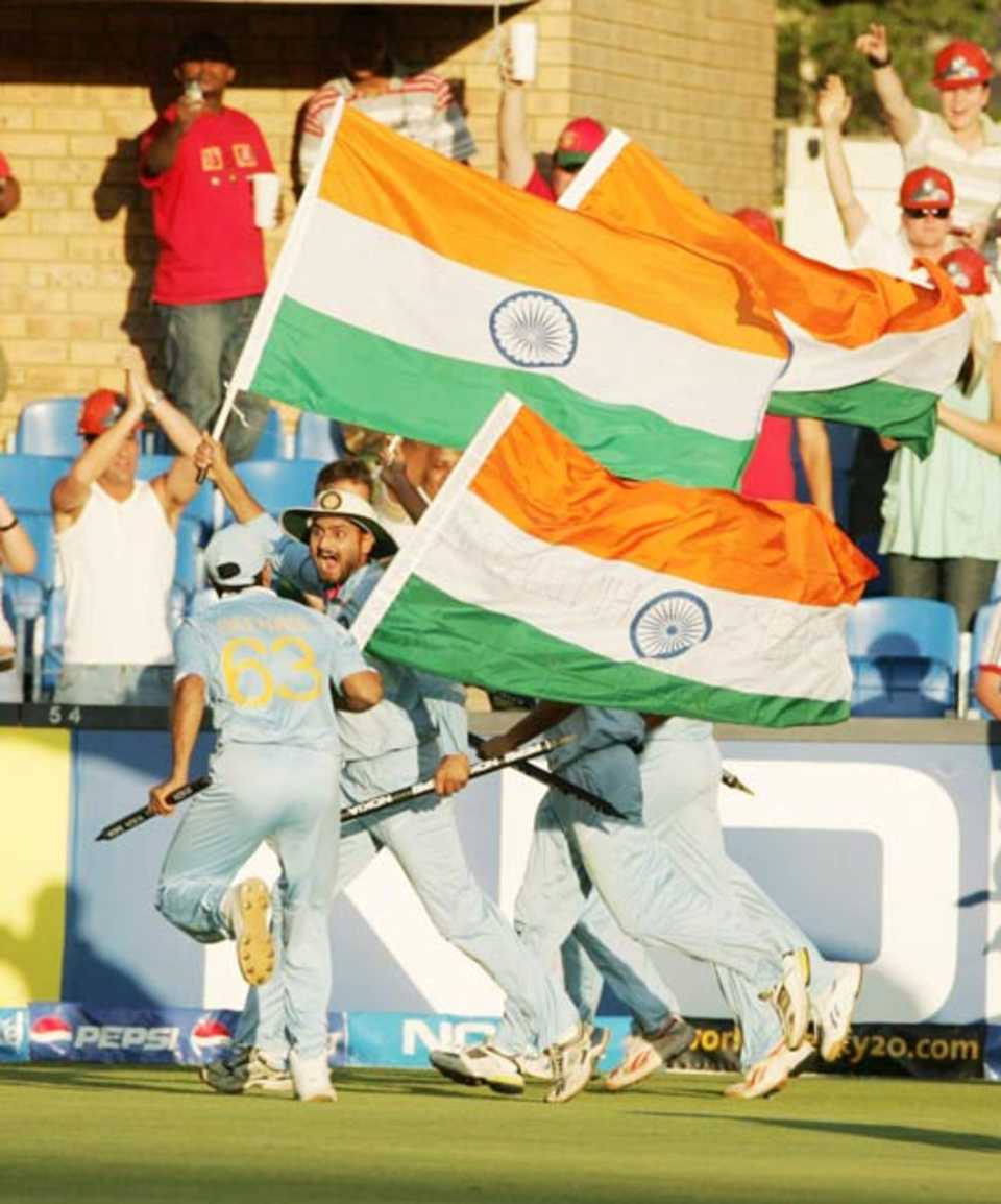 IndianMan2's tweet photo. इतिहास की सबसे रोमांचक कहानी! 🇮🇳

2007 में जब दुनिया को लगा था कि “युवा टीम इंडिया कुछ खास नहीं कर पाएगी”…
ठीक उसी वक्त महेंद्र सिंह धोनी की कप्तानी में हमारे नायकों ने ऐसा कारनामा किया, जिसकी कल्पना किसी ने सपने में भी नहीं की थी! 💙🇮🇳

नई टीम… नया फॉर्मेट… नया जोश!
लेकिन दिल में एक ही बात — “भारत को जीताना है!”

टूर्नामेंट की Highlights: 🔥

• युवराज सिंह का 6 गेंदों में 6 छक्के — जिसने पूरी दुनिया हिला दी! 💥
• रोहित शर्मा की मैच-बचाने वाली पारियां
• भज्जी, इरफ़ान और RP सिंह की घातक गेंदबाज़ी
• धोनी की शांत दिमाग वाली कप्तानी — जैसे किसी चेस ग्रैंडमास्टर की चालें! ♟️🔥

🏆 फ़ाइनल: भारत vs पाकिस्तान – दिल धड़काने वाला मुकाबला!

आखिरी ओवर… आखिरी विकेट… आखिरी सांस तक रोमांच!
जोगिंदर शर्मा की गेंद, मिस्बाह का स्कूप… और
एस. श्रीसंत का वो ऐतिहासिक कैच!
एक पल में — पूरी दुनिया नीले रंग में डूब गई! 🌊💙

🇮🇳 भारत ने पहला T20 World Cup जीतकर दुनिया को बता दिया:
“हम सिर्फ खेल नहीं जीतते… हम इतिहास लिखते हैं!” #INDIA