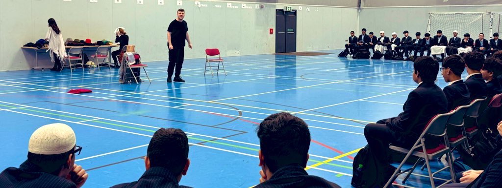 edenboyspreston's tweet image. 🎭 We were delighted to welcome Manchester Actors Company to Eden Boys&apos; Preston for a fantastic performance of &apos;A Christmas Carol&apos;! Yr 10 pupils gained invaluable insights into this classic tale, bringing their GCSE English studies to life! #WeAreStar