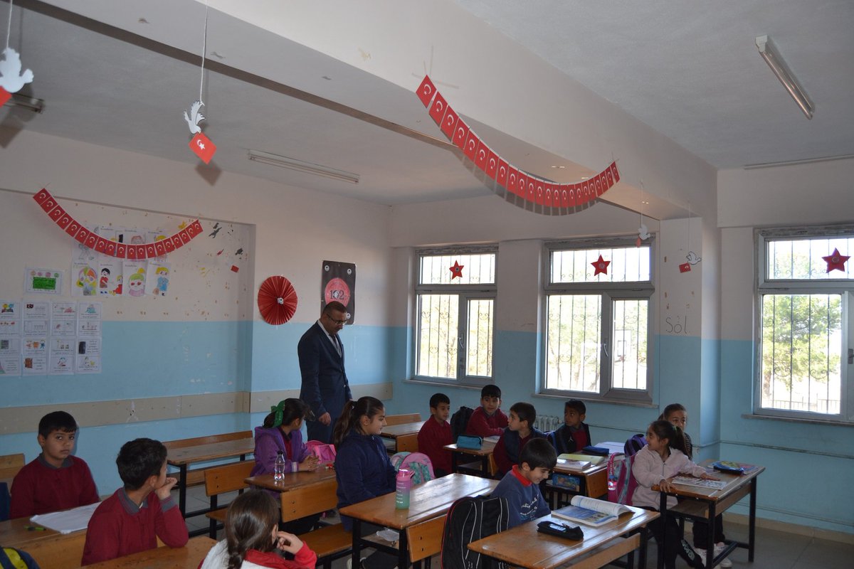 bismilkaymakam's tweet image. Kaymakamımız Sayın Recep HASAR, Güngeçti İlkokul ve İmama hatip Ortaokulu’nu ziyaret etti. Öğrencilerle sohbet etti, kırtasiye ve hijyen kolileri hediye etti. “Çocuklarımızın eğitimi önceliğimiz. Başarıları için elimizden geleni yapacağız,” dedi.

@RecepHasar44