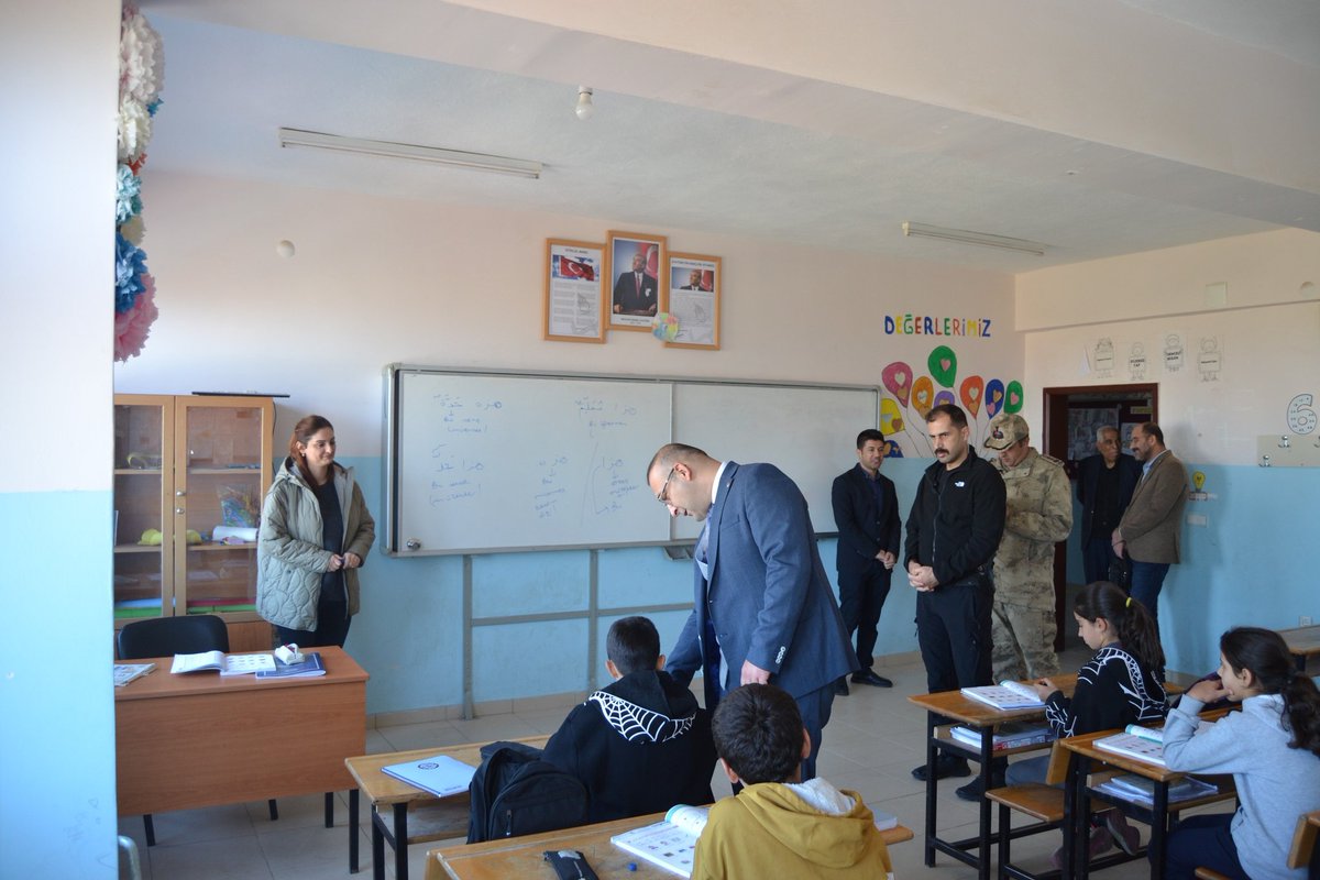 bismilkaymakam's tweet image. Kaymakamımız Sayın Recep HASAR, Güngeçti İlkokul ve İmama hatip Ortaokulu’nu ziyaret etti. Öğrencilerle sohbet etti, kırtasiye ve hijyen kolileri hediye etti. “Çocuklarımızın eğitimi önceliğimiz. Başarıları için elimizden geleni yapacağız,” dedi.

@RecepHasar44