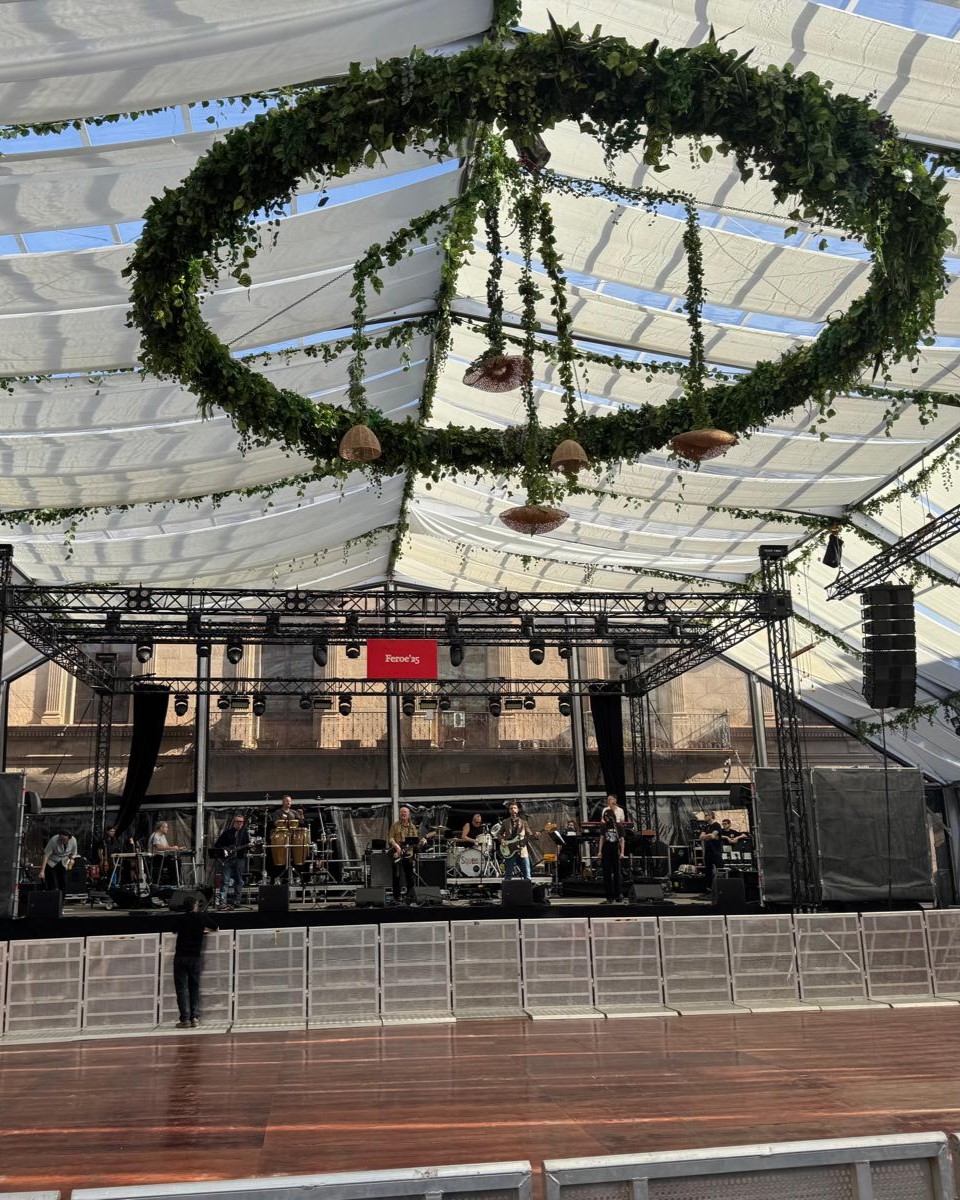 Squeezeofficial's tweet image. Thank you Barcelona and Feroe festival for an amazing weekend. We even had time backstage for a Trixies run-through homework session in preparation for next year!
#squeeze #livemusic #barcelona #newmusic