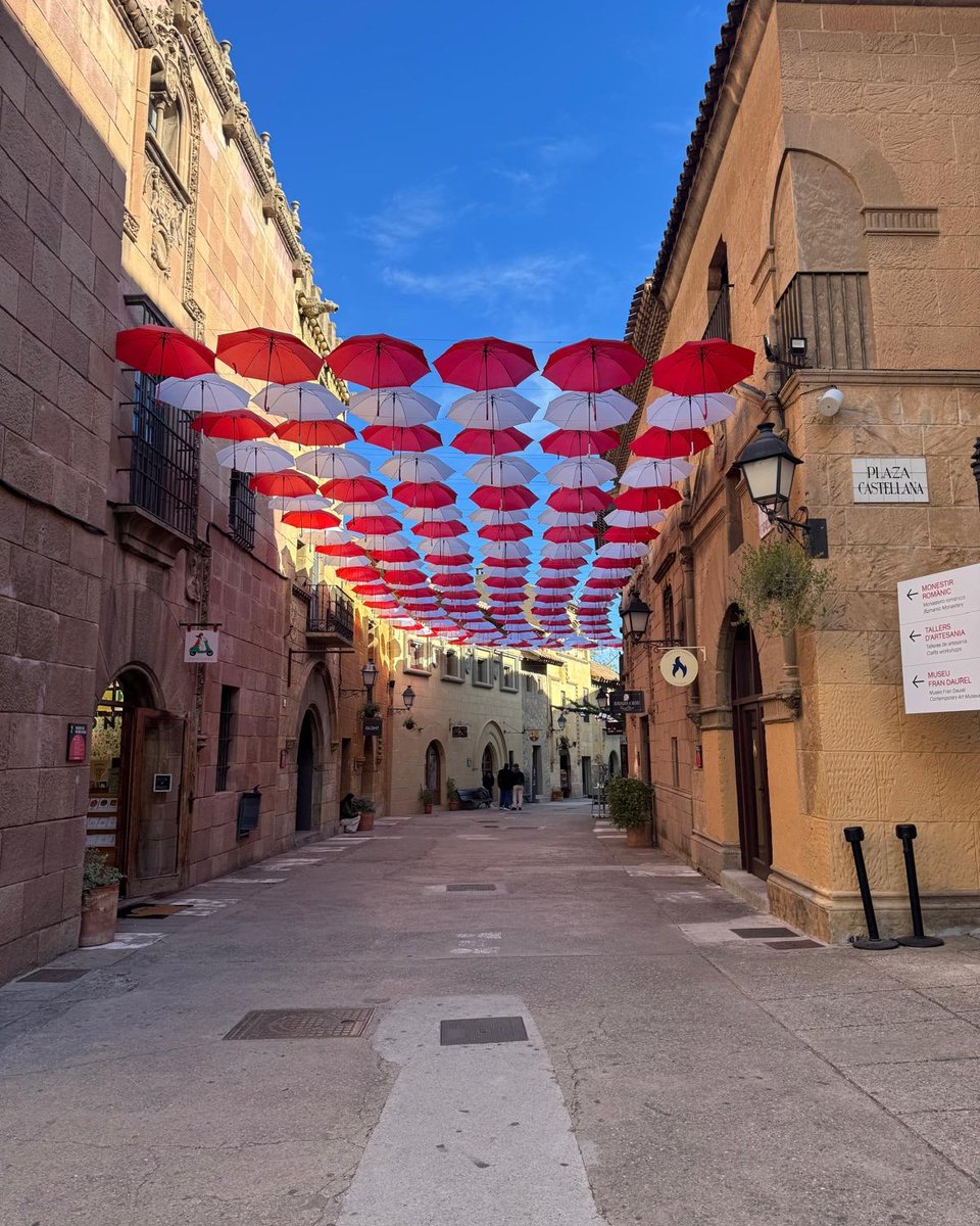 Squeezeofficial's tweet image. Thank you Barcelona and Feroe festival for an amazing weekend. We even had time backstage for a Trixies run-through homework session in preparation for next year!
#squeeze #livemusic #barcelona #newmusic