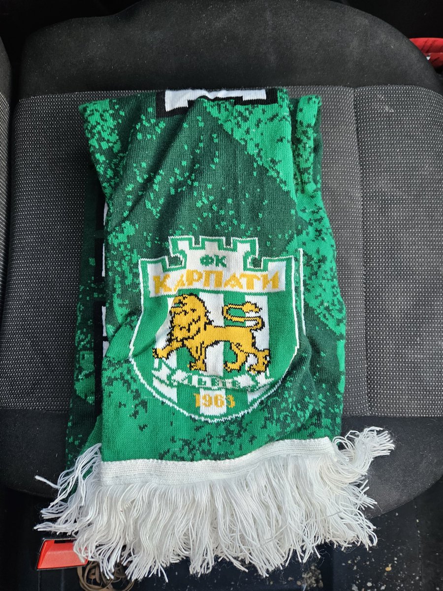 tranmerekev's tweet image. The only good thing about the cold weather is, I get to wear random football scarves.

It often bamboozles the lads in work.

Today&apos;s outfit features a Karpaty Lviv scarf with a Lokomotiv Plovdiv hat.

🇺🇦 🇧🇬 ⚽
