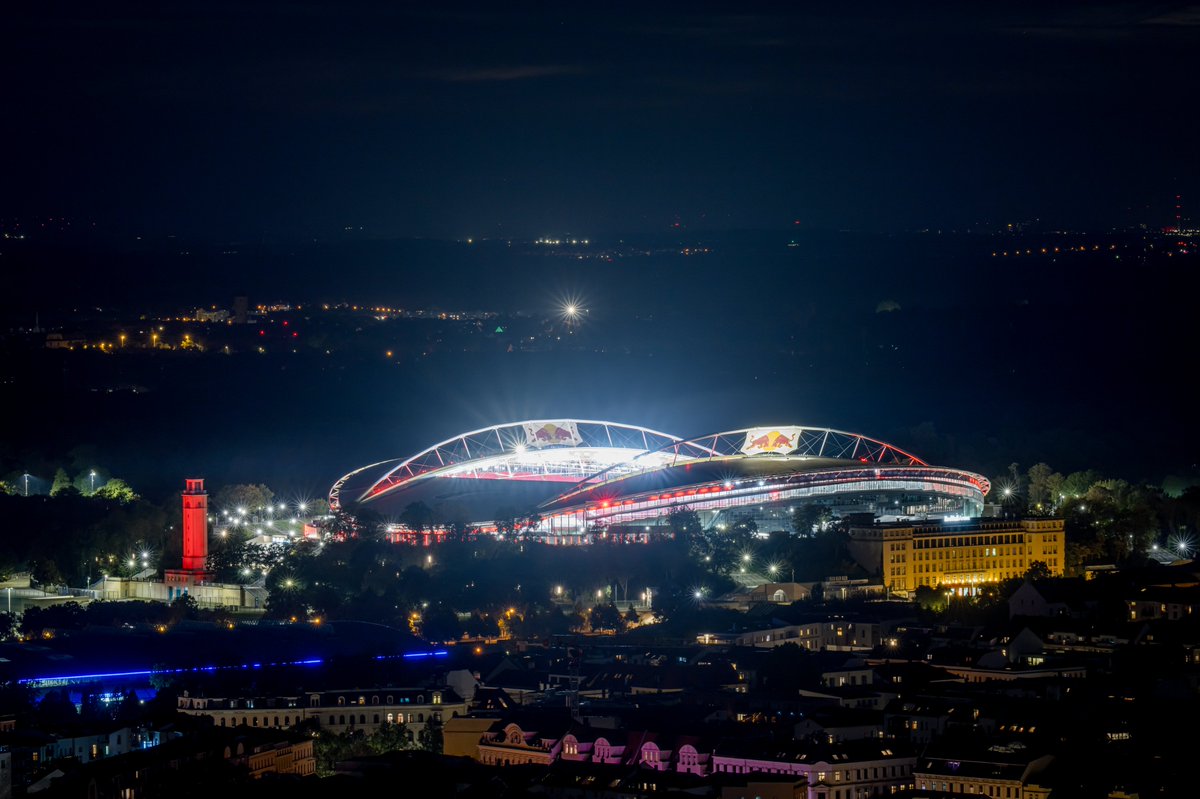 RBLeipzig's tweet image. Gutes Omen? Deutschland mit starker Bilanz in Leipzig 🇩🇪 🏟️

Geht es nach der Bilanz des @DFB_Team in der #RedBullArena sollte der erfolgreichen #WM-Quali heute Abend nichts im Wege stehen. 📈

Neunmal war die Nationalmannschaft bei uns zu Gast, achtmal gab es einen Sieg. Hier