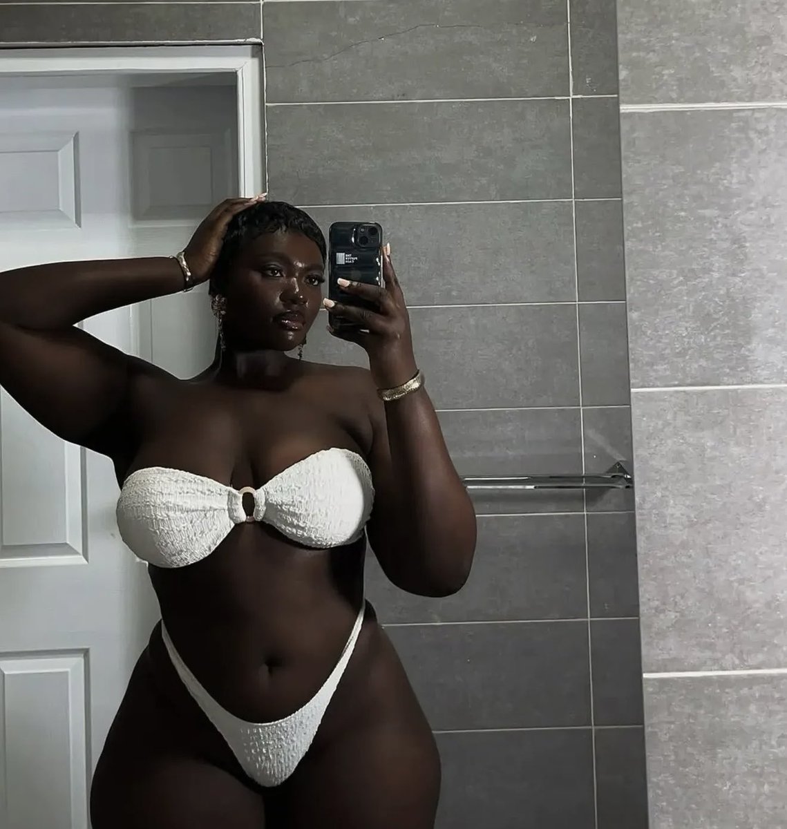 不夸张的说，最近真的很想试试大码黑人美女，从来没体验过，有人有资源吗？最好是在上海杭州范围内。 #黑人 #bbw #母狗 #3p