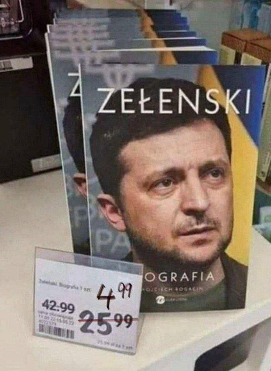 DailyWorld24's tweet image. #Poland #Ukraine #Zelensky: DISCOUNTED PRICE. The atmosphere in a Polish bookstore.
Zelensky&apos;s autobiography is so unpopular that the store had to lower the price: first from 43 zlotys to 26, and then to 4.99.
However, even this didn&apos;t help. The book is still unsold.