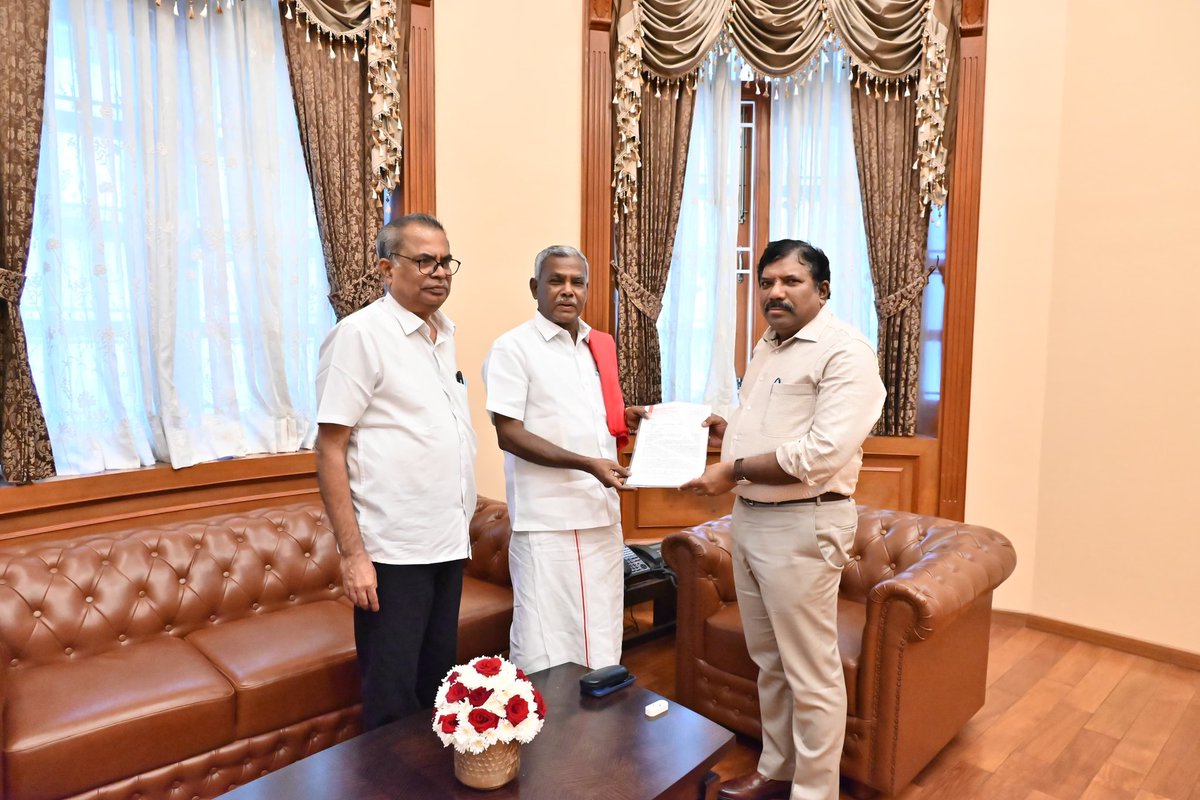 பொதுக்கூட்டங்கள் &amp; பரப்புரைகள் நடத்த வழிகாட்டு நெறிமுறைகள் வகுக்க  தமிழ்நாடு அரசு நடத்திய அனைத்துக் கட்சி கூட்டத்தை தொடர்ந்து #CPIM இன் கருத்துக்களை அரசின் தலைமைச் செயலாளர் நா.முருகானந்தத்திடம் மாநிலச் செயலாளர் பெ.சண்முகம், செயற்குழு உறுப்பினர் க.கனகராஜ் ஆகியோர் மனு அளித்தனர்.