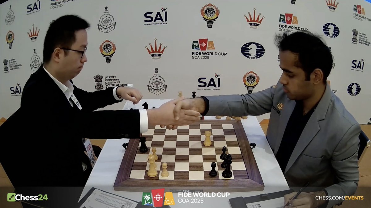 chess24com's tweet image. Arjun makes an effortless draw with Black vs. Wei Yi, ending with 5 minutes more than he started with! chess.com/events/2025-fi…
