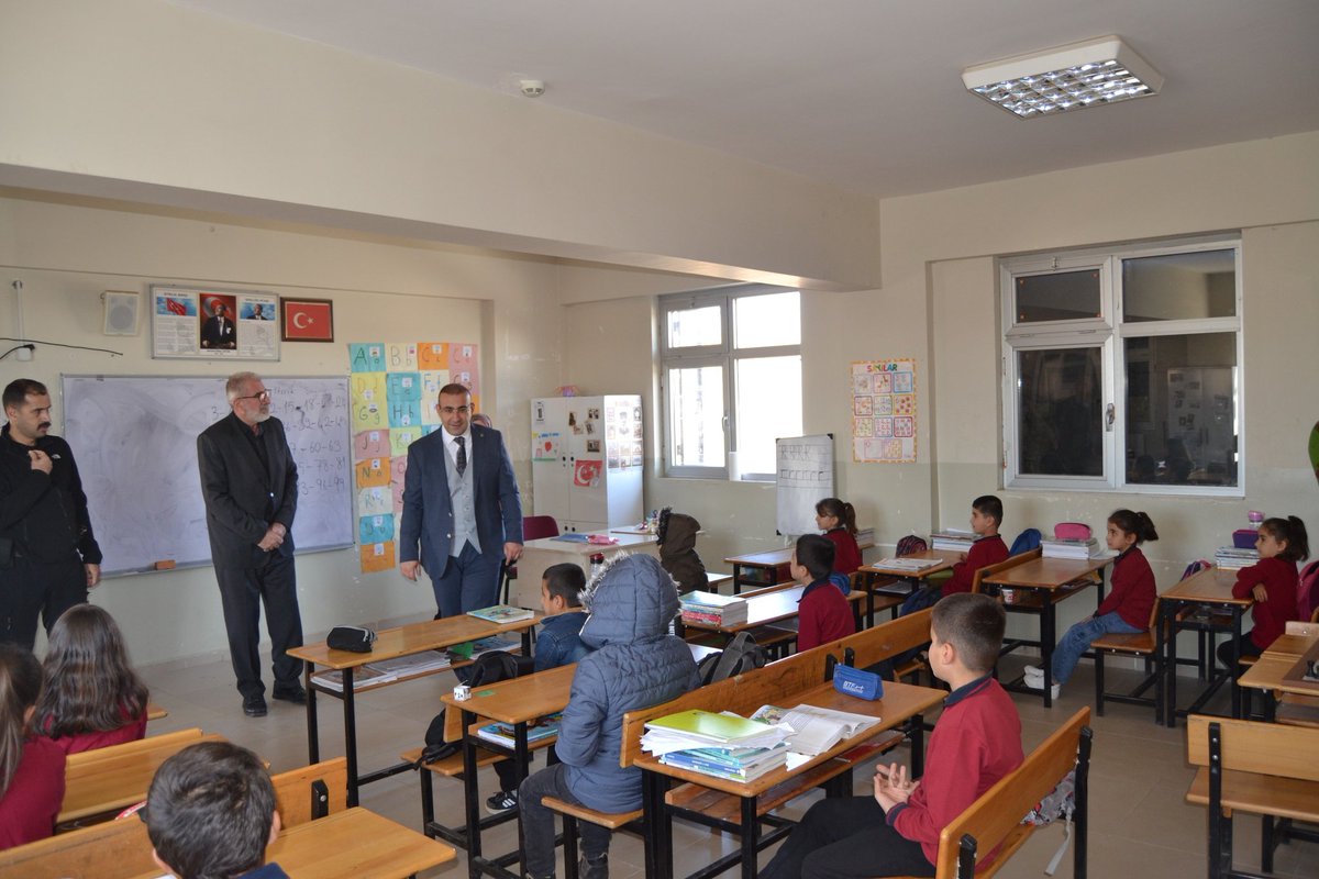 bismilkaymakam's tweet image. Kaymakamımız Sayın Recep HASAR, Alıncak İlkokulu’nu ziyaret etti. Öğrencilerle sohbet etti, kırtasiye ve hijyen kolileri hediye etti. “Çocuklarımızın eğitimi önceliğimiz. Başarıları için elimizden geleni yapacağız,” dedi.

@RecepHasar44