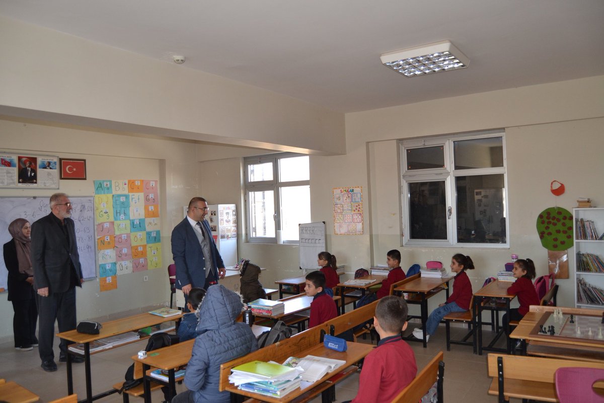 bismilkaymakam's tweet image. Kaymakamımız Sayın Recep HASAR, Alıncak İlkokulu’nu ziyaret etti. Öğrencilerle sohbet etti, kırtasiye ve hijyen kolileri hediye etti. “Çocuklarımızın eğitimi önceliğimiz. Başarıları için elimizden geleni yapacağız,” dedi.

@RecepHasar44