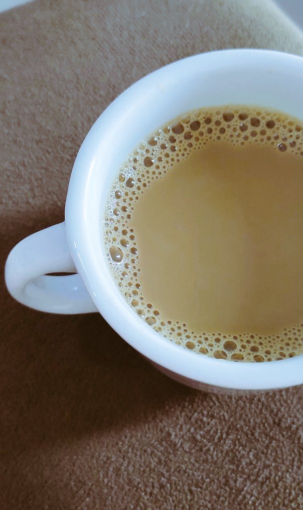 "आधा कप चाय"

सुनो !
जब तुम मांगते हो आधा कप चाय,,
मैं जानती हूँ,,वो महज आधी चाय तो नही होती,,,,
वो होती है मेरी आधी उलझनें, 
आधी परेशानियां, आधा दर्द,
आधा सुख, आधा समय,
आधा काम, आधा नाम,
आधे आंसू, आधे रिश्ते,
आधे अधूरे मेरे ख्वाब,,
और जीवन के वो तमाम 
किस्से जो अधूरे से रह गए,,,