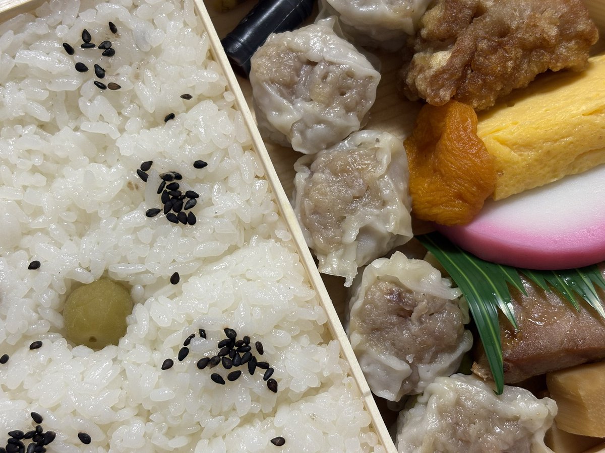 BLTplz's tweet image. 崎陽軒のシウマイ弁当って、冷めてたとしても温めて食べようって思わないくらい、このままがいい。なんでだろうね。
