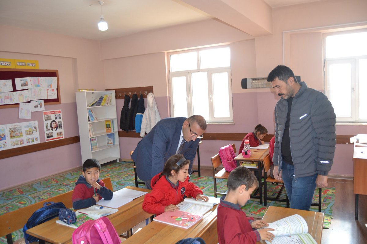 bismilkaymakam's tweet image. Kaymakamımız Sayın Recep HASAR, Kopuzlu İlkokul ve Anaokulu ’nu ziyaret etti. Öğrencilerle sohbet etti, kırtasiye ve hijyen kolileri hediye etti. “Çocuklarımızın eğitimi önceliğimiz. Başarıları için elimizden geleni yapacağız,” dedi.

@RecepHasar44