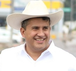 Pro kontext se zde hodí dodat, že hlavní příčinou aktuálních protestů proti prezidentce Mexika Claudii Sheinbaum není antisemitismus, ale tento pán.

Jmenoval se Carlos Manzo a byl politikem, který vystupoval proti organizovanému zločinu a korupci v Mexiku. 

Prvního listopadu