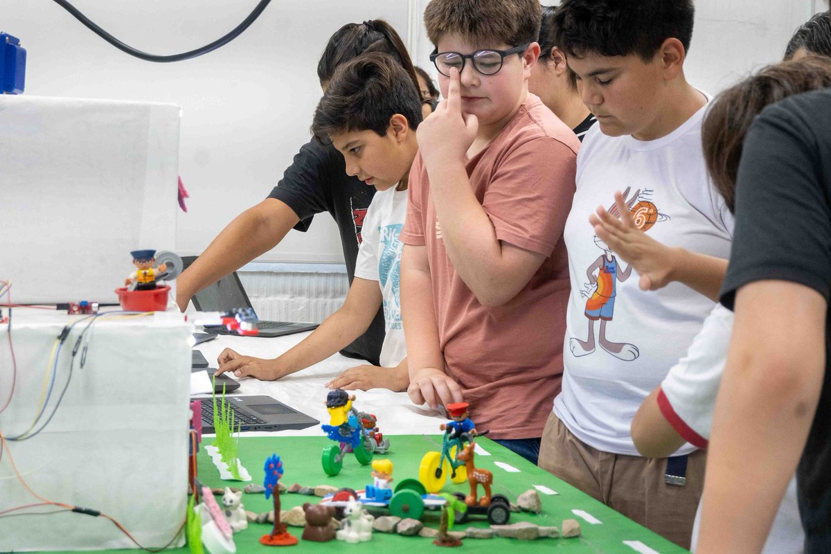 masternewsyvos's tweet image. Clase abierta y entrega de diplomas de la Escuela Municipal de Robótica masternews.com.ar/noticias/la-ci…