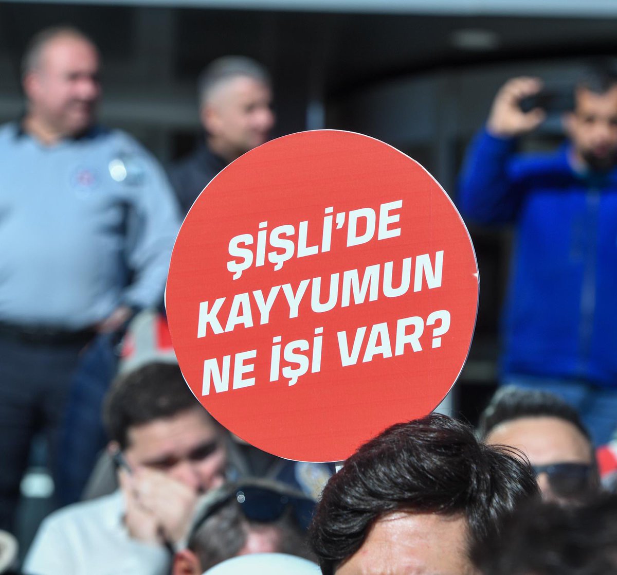 📣 Şişli’de Hukuksuzluğa ve Siyasi Kıyıma Geçit Vermeyeceğiz!

Halkın iradesini yok sayan Kayyum yönetimi, geçtiğimiz günlerde 9 emekçi arkadaşımızı hukuksuz bir şekilde işten çıkardı. Gerekçe ne performans ne de hukuki bir suç; tek gerekçeleri arkadaşlarımızın CHP’li olması ve