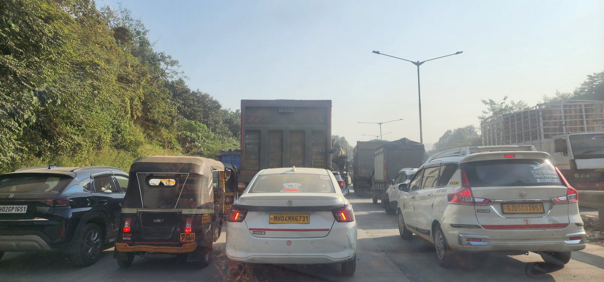 sanket392's tweet photo. 15th Nov'25 3:55pm.Again the same on Saturday. Heavy vehicles in all the 3 lanes.@MTPHereToHelp @ThaneTraffic @nitin_gadkari @TransportofMAHA @MMRDAOfficial @HSPMaharashtra  Kindly restrict heavy vehicles to service lanes or levy huge fines such that they are compelled to do so! https://t.co/2uIC6Ce9yb