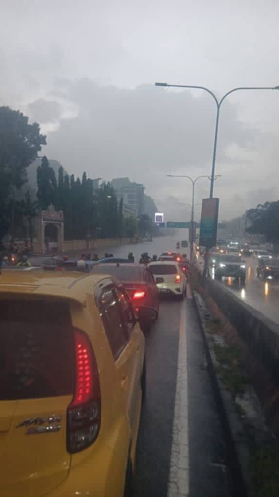 MRR2: Sesak luar biasa dari Sierramas menghala ke Gombak disebabkan banjir kilat di Batu Caves. 

📷 Pengguna Thread NiedaOthman