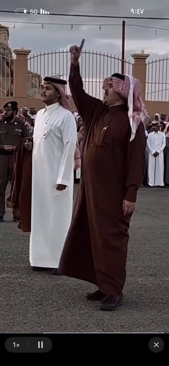 MShafloot's tweet photo. بوجاهة الشيخ مناحي بن مترك بن شفلوت 
شيخ شمل قبائل عبيده
تم بحمدالله وفضله الصلح والتنازل من قبيلة الجذعان آل أبو صابر آل كناد عن قاتل إبنهم مذكر آل سوده بدية مشروطة قدرها 30 مليون وبوجاهة الشيخ مناحي وإلحاحه على ذوي المقتول تم تخفيض الدية إلى خمسة ملايين تقديرًا لشفاعته ووجاهته، وكان ذلك حرصًا من الشيخ مناحي على إنهاء الخلافات بين قبائله مع حرصه بالتقيد بالتعليمات الصادرة من إمارة المنطقة إمتدادًا للأوامر الملكية الصادرة بهذا الخصوص وتخفيفًا على قبائله في عدم تحملهم فوق طاقتهم وحدًا للمبالغة في الديات التي أثقلت كاهل القبائل وباتت بيئة خصبة لسماسرة الدماء. 

@emartasir 
@Turki_bin_t