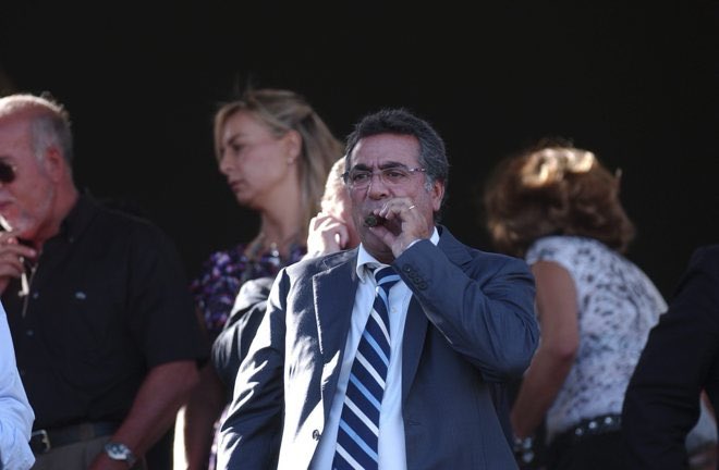 Voy a hacer realmente franco , en el Hercules, pasarán jugadores, entrenadores, directores deportivos etc , 
Pero hasta que no se vaya el tío del puro, el Hercules no volverá a ser el que un día estaba compitiendo frente al Barça o al Madrid, para él , el Hercules es un juguete