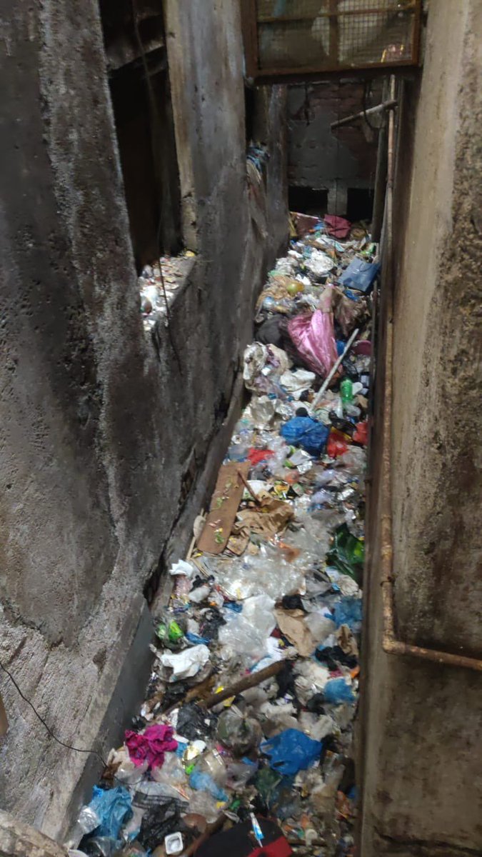 Yashkate11's tweet photo. @mybmcWardC @mybmc आजचा फोटो आहे कृपया हे सुद्धा साफ करून घ्यावे @mybmc @mybmcWardC https://t.co/747cyb5dim