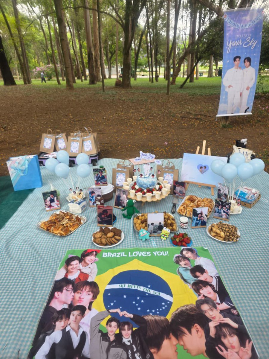 twatphlu's tweet image. Yesterday was amazing, thank you guys! We did it somehow and got to share and spread even more of our love for @tthomastc and @kongjiro_ 🩵

#thomaskong #โทมัสก้อง
#YourSkyPoonPoonMeetinginBrazil