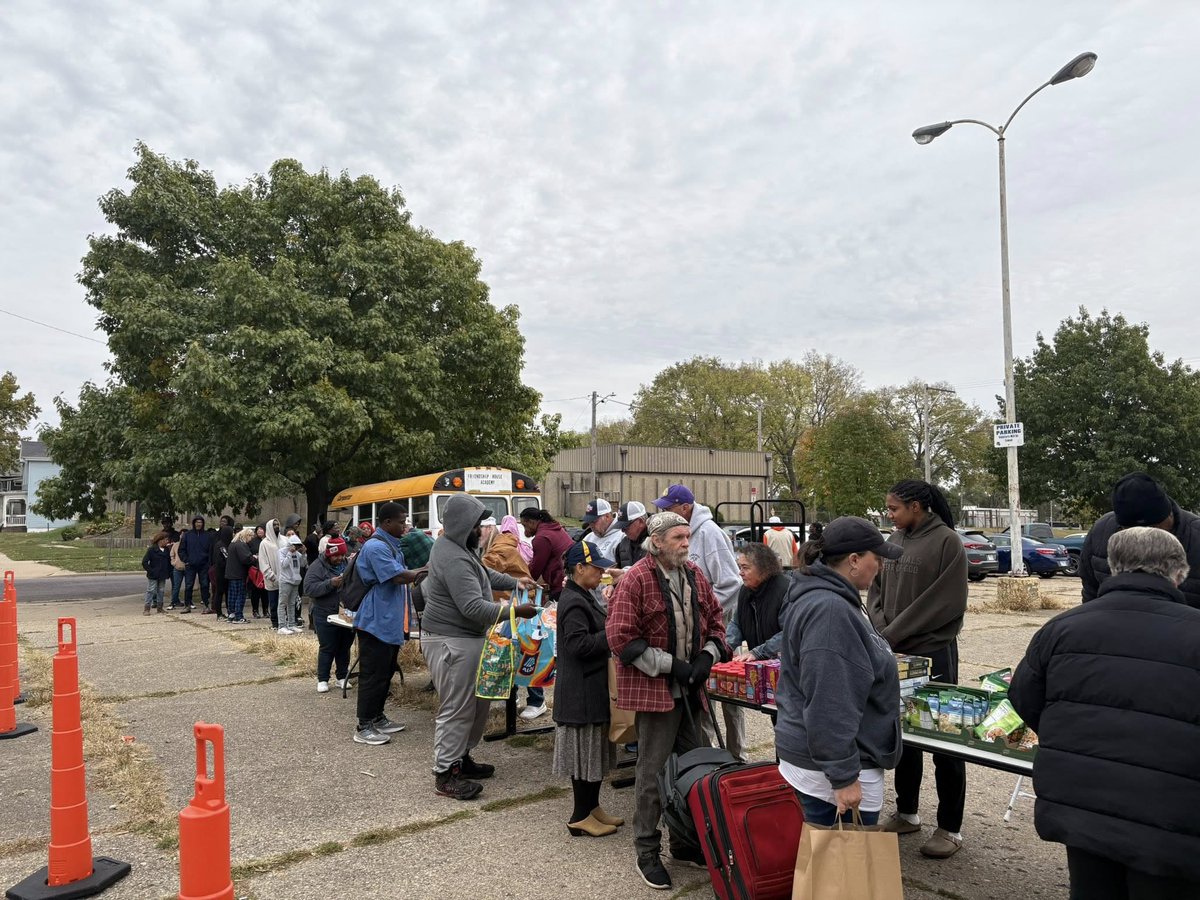 #ICYMI:  When times are tough, Laborers step up!

#LIUNA Local 165 partnered with <a href="/LECET/">LECET</a> and the Friendship House of Christian Service to make sure nobody goes hungry, providing fresh food to community members.
 
If you want to give back this Holiday season, sign up for