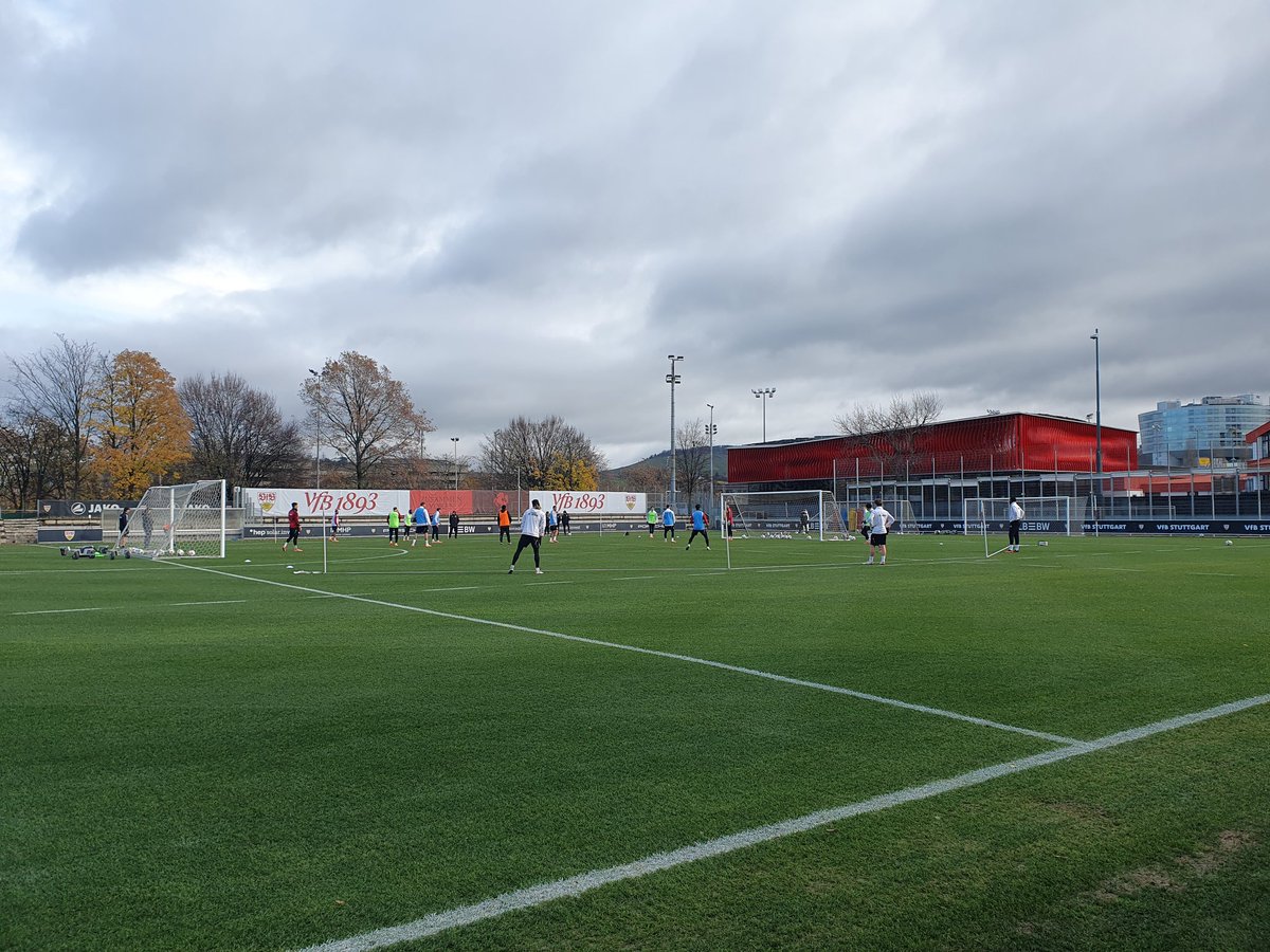 d_ha24's tweet image. Nach Warmup &amp;amp; Passübungen gibt&apos;s Spiel aufs kleine Feld. Dabei glänzt Co-Trainer #Fathi n. Flanke von Krecidlo als Kopfballtorschütze. 
Zum Abschluss noch Torschuss &amp;amp; für die rund 30 Fans Fotos u. Autogramme.

#Diehl &amp;amp; #Drljaca teilweise mit individuellem Programm. 

#VfB #BVBVfB