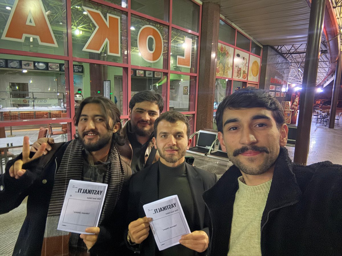 Alperenylmz36's tweet photo. YastıkAltı, "Gülümseyin, Çöküyoruz" başlıklı 2. Sayısı yayında... https://t.co/GrTns9fLUD