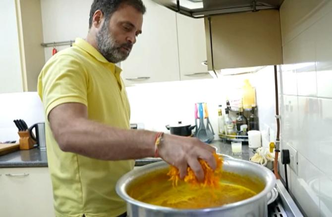 रोटी जली 
रसोईये ने कहा तवा बदल दो।

रोटी फिर जली
रसोईये ने कहा आटा बदल दो।

रोटी फिर जली
रसोईये ने कहा पानी बदल दो।

रोटी फिर जली
रसोईये ने कहा चूल्हा बदल दो।

रोटी जलती रही, हिम्मत न हुई पर
किसी की कहने कि रसोईया बदल दो!

रसोईया, पूरे घर को जला के ही दम लेगा ।।