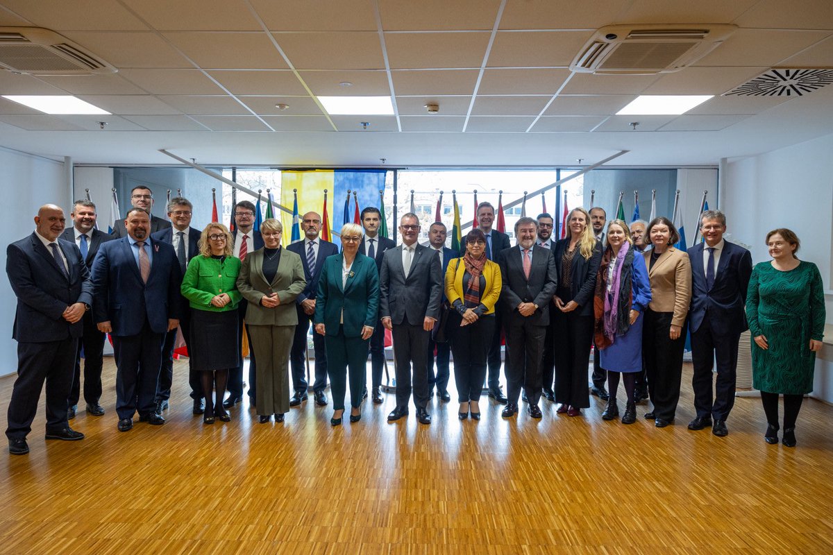 nmusar's tweet photo. 🇸🇮🇪🇺 V okviru danskega predsedovanja Svetu EU sem se na rednem srečanju #HoMS sestala z veleposlaniki držav članic EU v Sloveniji. Spregovorili smo o ključnih evropskih izzivih – od podpore Ukrajini do razmer na Bližnjem vzhodu in širitve EU.

🔗 https://t.co/mDreXxyeHO https://t.co/4GGIvl6epO