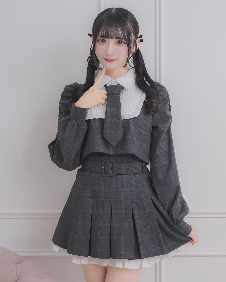 pium ピウム ネクタイ付きスクエアフリルトップス グレー ストライプ