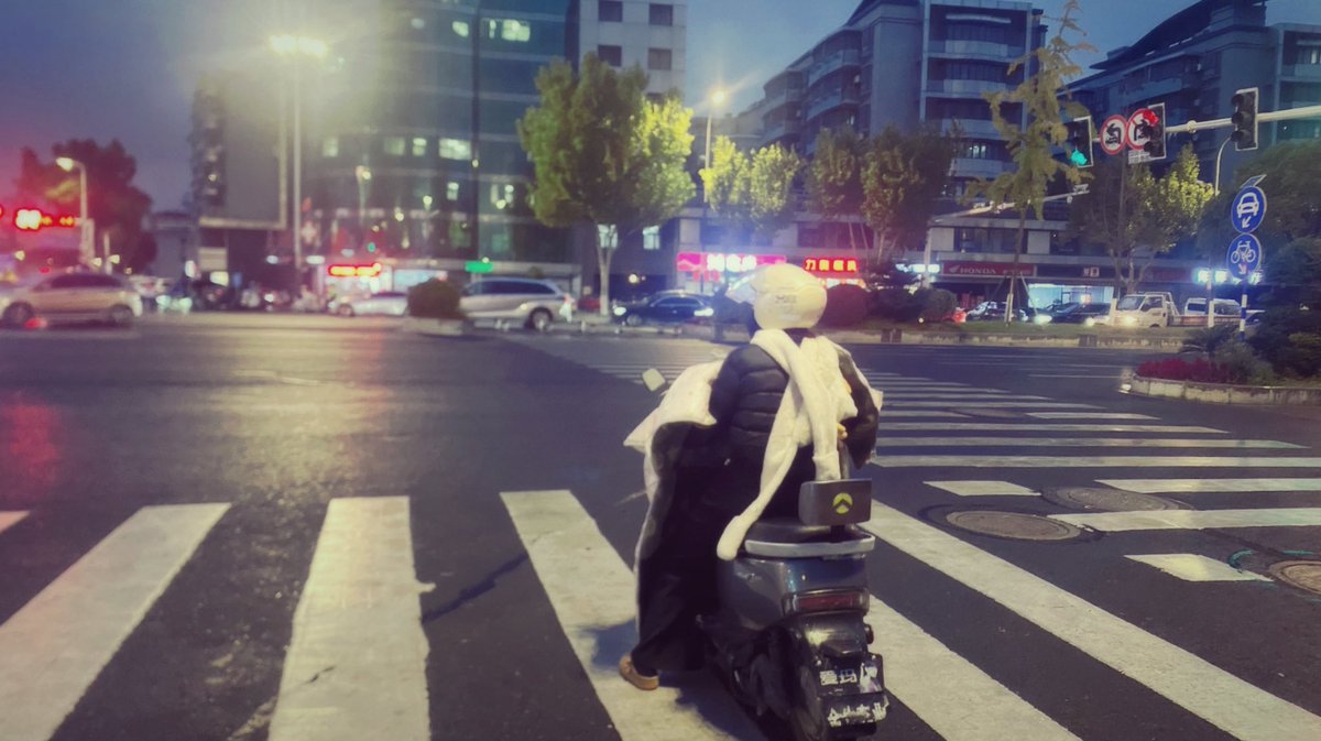 南京开启了速冻模式
昨天22度，你在阳光下露腿漏腰，到今天晚上7点只有6度还下毛毛雨🌧️
今晚最低1度明天白天最高8度。