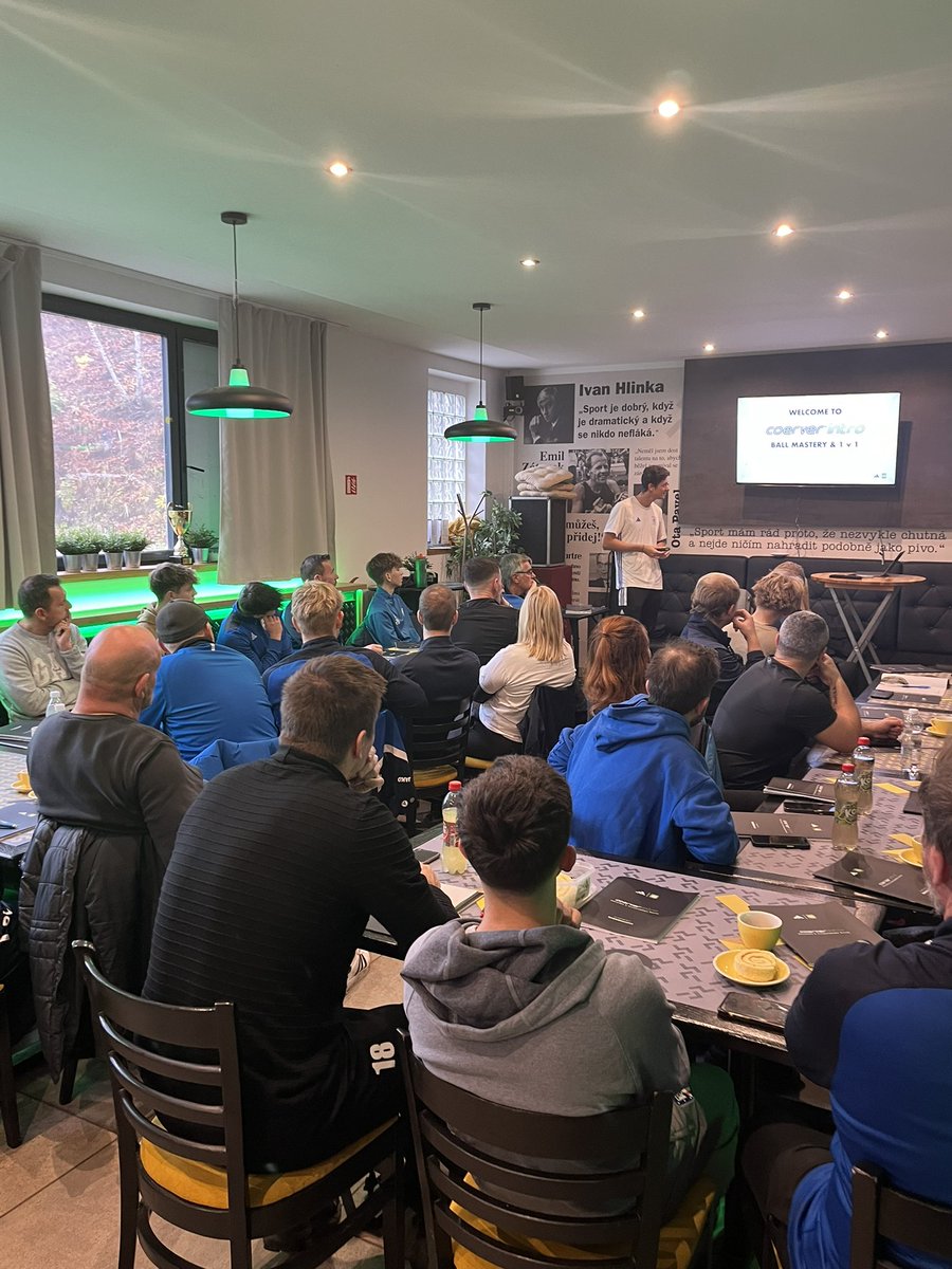 tomasklecka's tweet photo. Skoleni treneru mladeze (34) Coerver Kurz INTRO v Ceskem Brode. #coerver #coacheducation #skills @ModerniFotbal https://t.co/ggJ7CShVtd